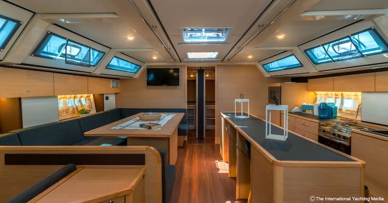 Panorámaablakos dinette egy nagyobb egytestű hajón